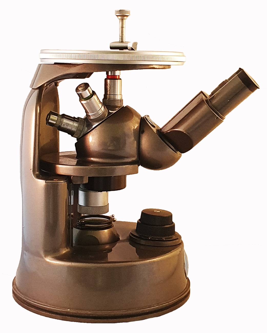 A close-up of a microscopeDescription automatically generated