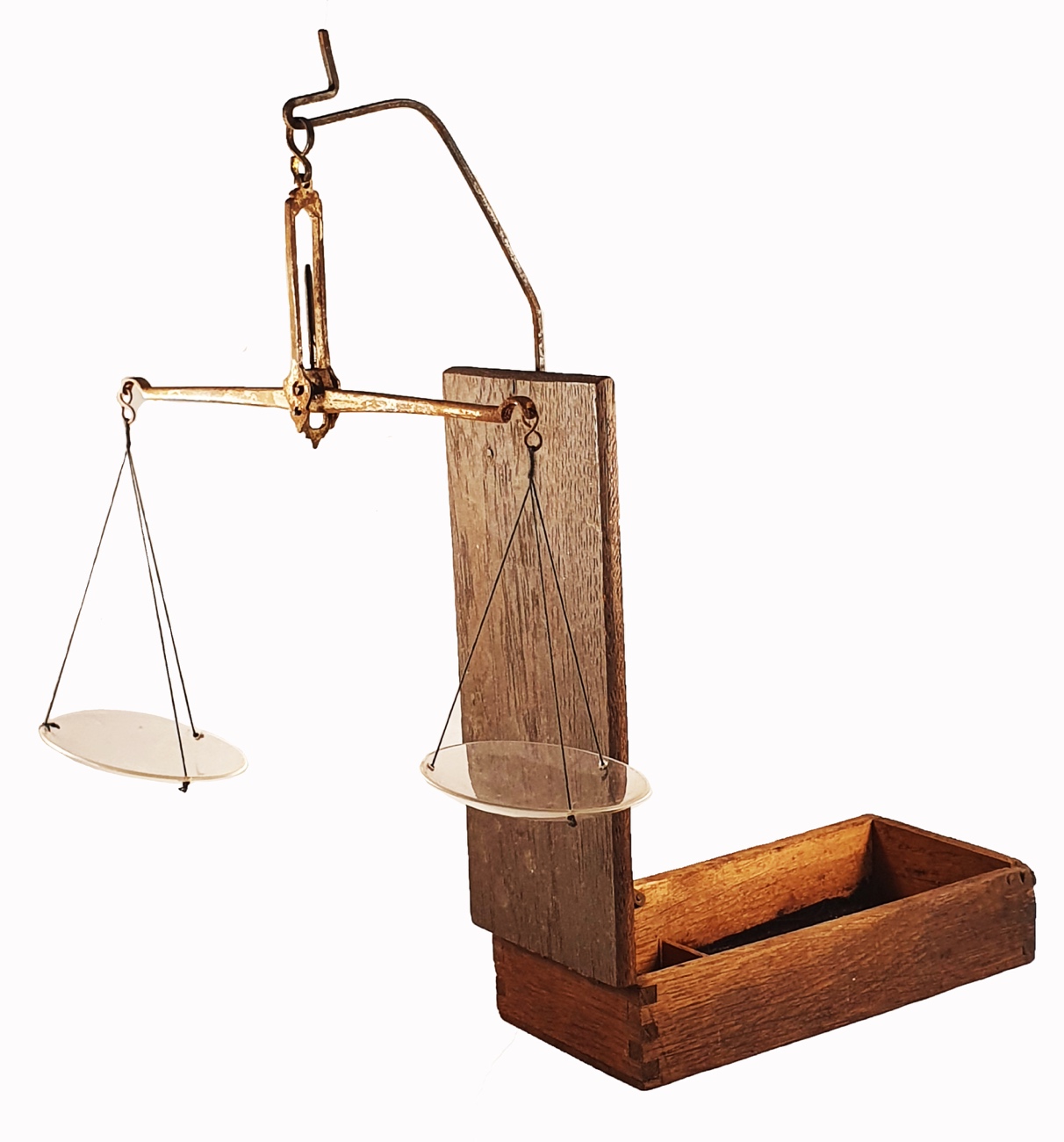 Boxe Scale A balance scale with a wooden boxDescription automatically generated